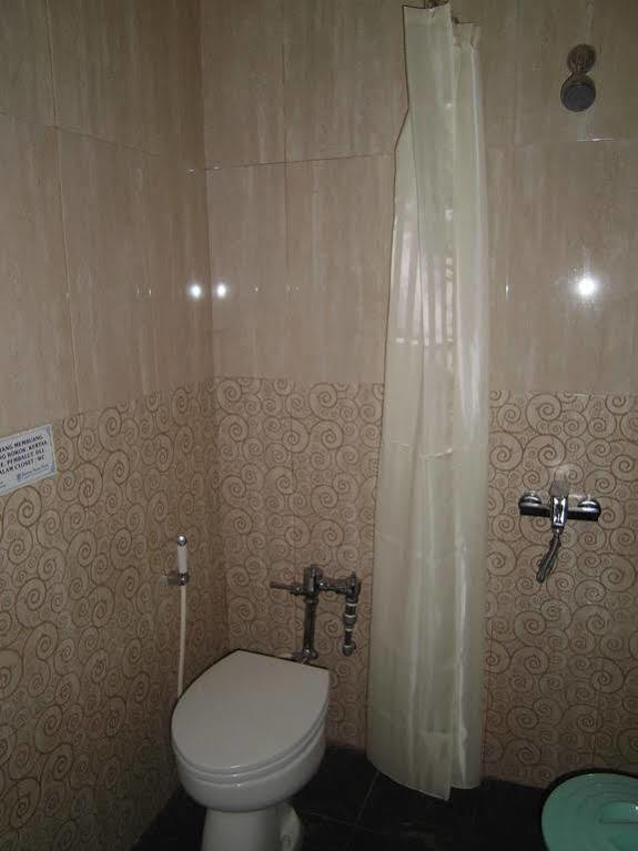 Griya Putri Dewi Guesthouse Yogyakarta Exterior photo
