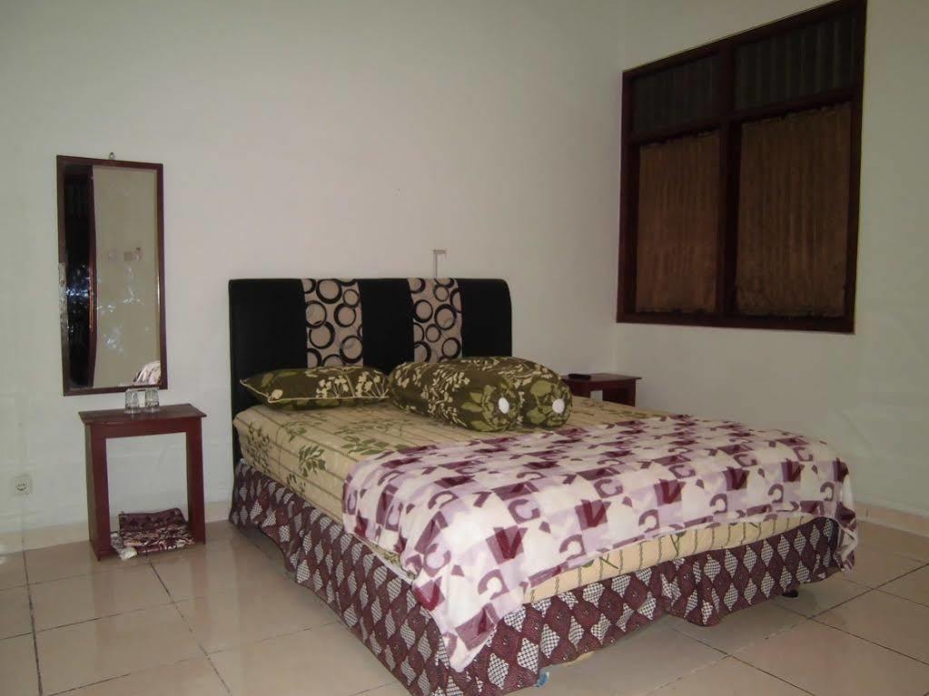 Griya Putri Dewi Guesthouse Yogyakarta Exterior photo